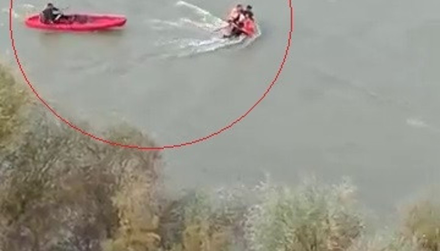 Su seviyesi yükselen nehirde mahsur kalan aile kurtarıldı Su seviyesi yükselen nehirde mahsur kalan aile kurtarıldı