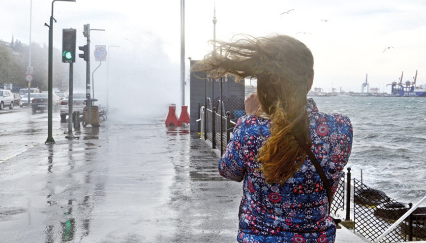 Yağmur fırtınayla dönüyor