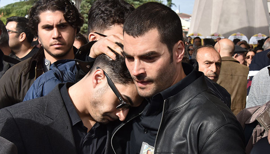 Akın Akınözü dayısını son yolculuğuna uğurladı