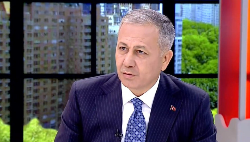 Bakan Yerlikaya canlı yayında tanıttı Trafikte yaka kamerası dönemi