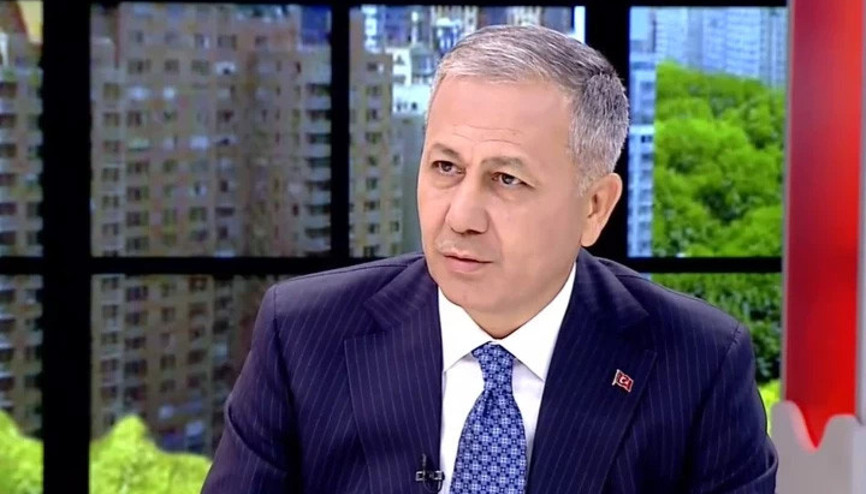 Bakan Yerlikaya canlı yayında tanıttı Trafikte yaka kamerası dönemi