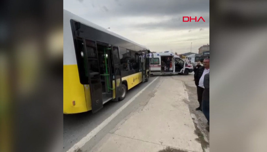 Büyükçekmecede kamyon İETT otobüsüne çarptı