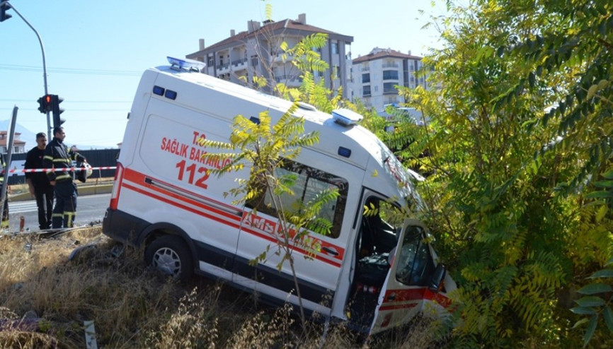 Kazada yaralanan anne ve oğlunu taşıyan ambulans, doktorun kullandığı otomobille çarpıştı