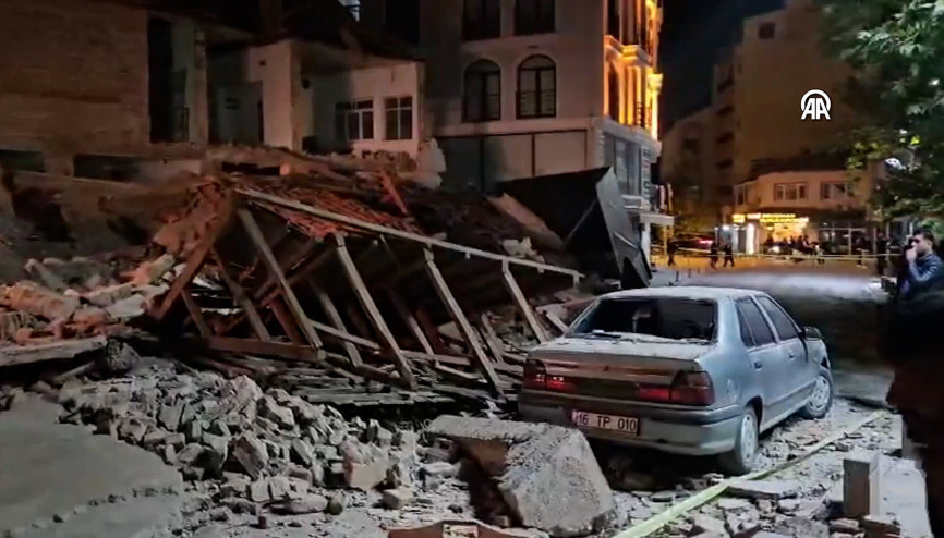 Balıkesir Sındırgıda meydana gelen 6,1 büyüklüğündeki depremde bazı binalar yıkıldı Balıkesir Sındırgıda meydana gelen 6,1 büyüklüğündeki depremde bazı binalar yıkıldı