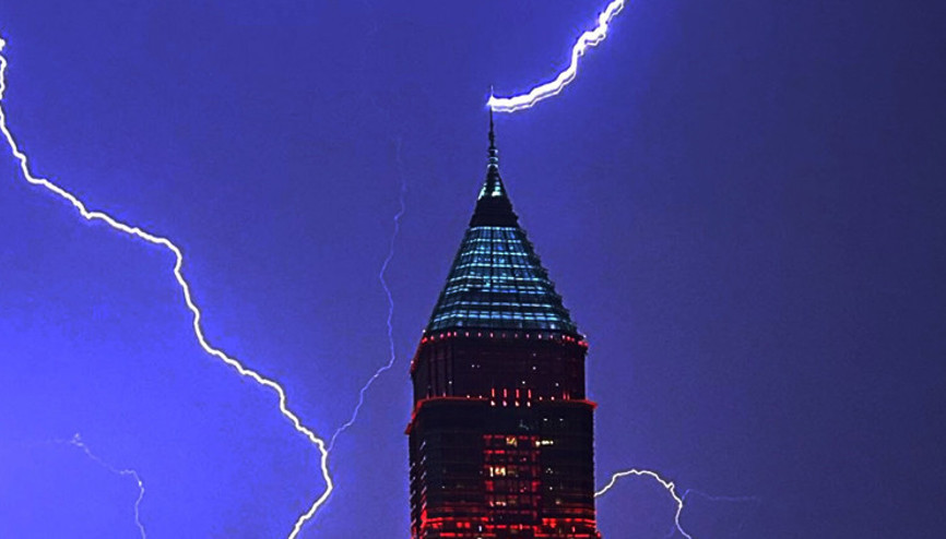 Finans Merkezinde bir binaya yıldırım düştü... O anlar kamerada