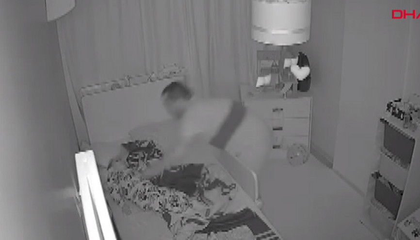 6.1lik depremde uyuyan çocuğunu kucaklayıp kaçtı