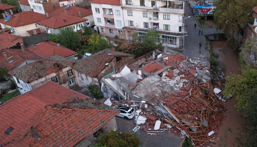 Sındırgı depreminde çöken binalar havadan görüntülendi