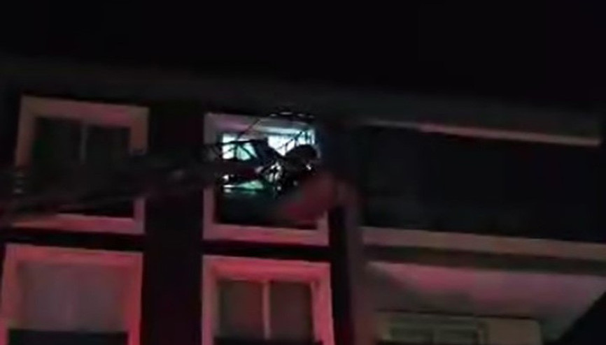 Depreme itfaiye merdiveninde yakalandılar