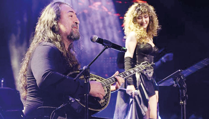 Sena Şeker babasıyla sahnede