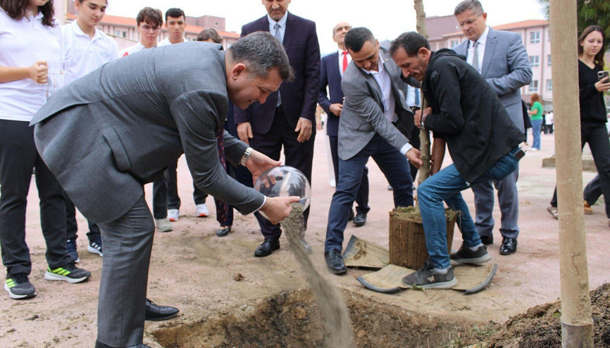 İzmirde 7 bölgenin toprağı Cumhuriyet çınarında buluştu