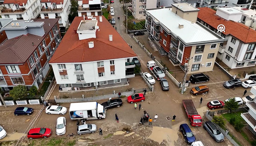 İzmirin Bergama ilçesinde sağanak yağış hayatı olumsuz etkiledi