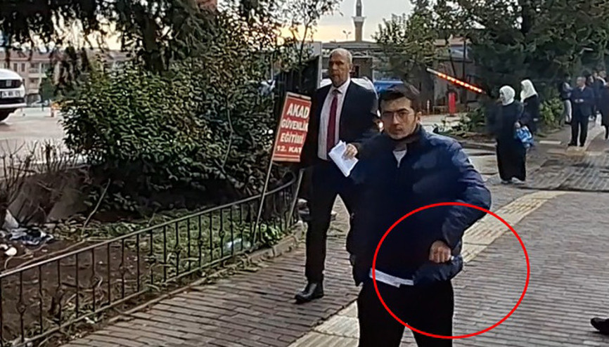 Ayıp değil mi | Arkasından gelen kişi tepki gösterdi, hatasını hemen telafi etti