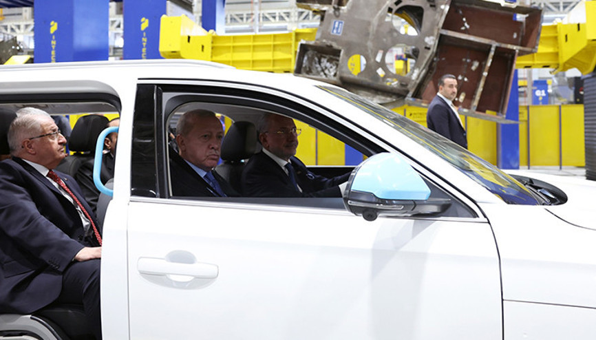 Dikkat çeken görüntüler Cumhurbaşkanı Erdoğan, Altay tankı teslim törenine özel tasarım TOGG ile geldi Dikkat çeken görüntüler Cumhurbaşkanı Erdoğan, Altay tankı teslim törenine özel tasarım TOGG ile geldi