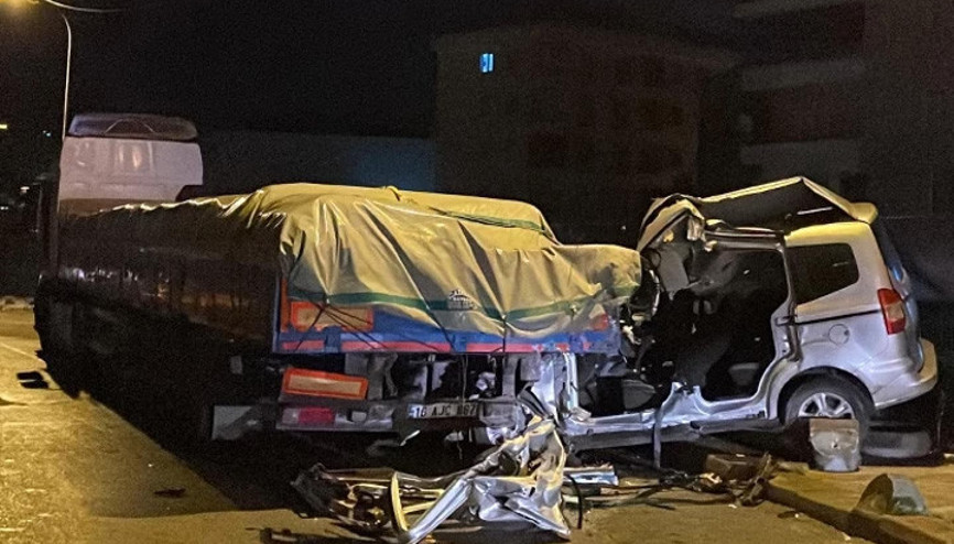 Sultanbeyli’de polisin dur ihtarına uymayan sürücü, TIRa çarptı: 1 ölü, 2 yaralı Sultanbeyli’de polisin dur ihtarına uymayan sürücü, TIRa çarptı: 1 ölü, 2 yaralı