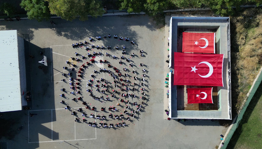 Diyarbakır’da 200 öğrenci, 1 ay hazırlanarak 29 Ekim için ‘İzindeyiz’i söyledi