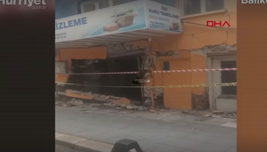 Sındırgıda hasarlı binanın çökme anı kamerada