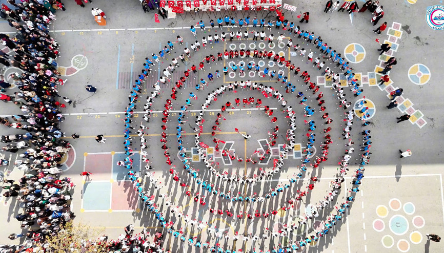 550 öğrenciden 29 Ekim Cumhuriyet Bayramı koreografisi 550 öğrenciden 29 Ekim Cumhuriyet Bayramı koreografisi