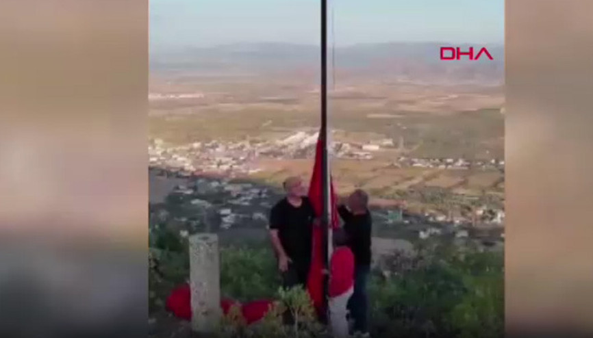 Gaziantep’te 1100 rakıma tırmanıp, Türk bayrağını dalgalandırdılar Gaziantep’te 1100 rakıma tırmanıp, Türk bayrağını dalgalandırdılar