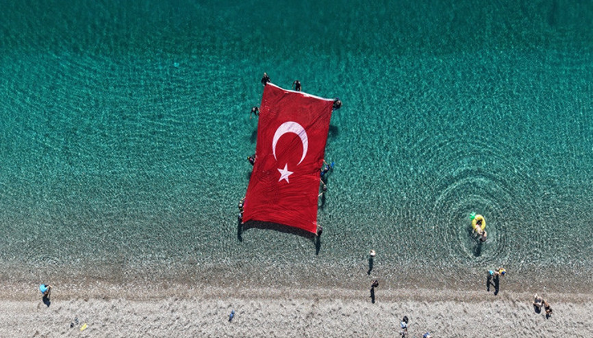 Antalyada bayramı su altında bayrak açarak kutladılar