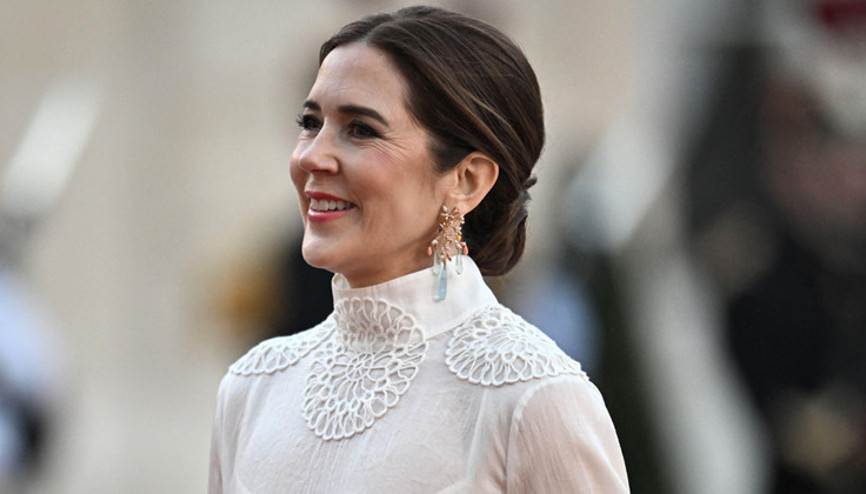 Kim olduğunu bilmediği o genç adama aşkı hayatını değiştirdi: Şimdi ülkesinden uzakta mücevherler içinde yüzüyor...