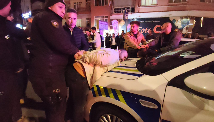 Alkollü sürücü kimlik isteyen şube müdürüne tekme attı Alkollü sürücü kimlik isteyen şube müdürüne tekme attı