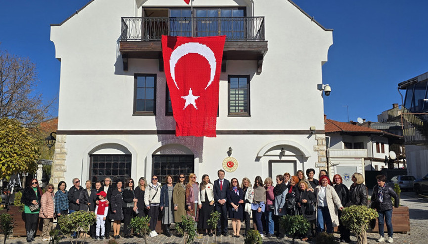 Kosovalı 102 kadın Türkiye’nin 102 yılı için bayrak ördü