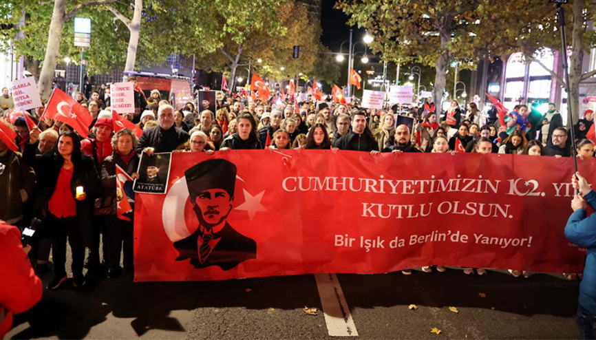 Berlinde Cumhuriyet yürüyüşü
