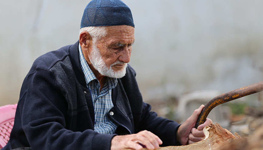 Çocukluğunda dayısından öğrendi: 69 yıldır dağdan toplayıp dönüştürerek çevresine hediye ediyor
