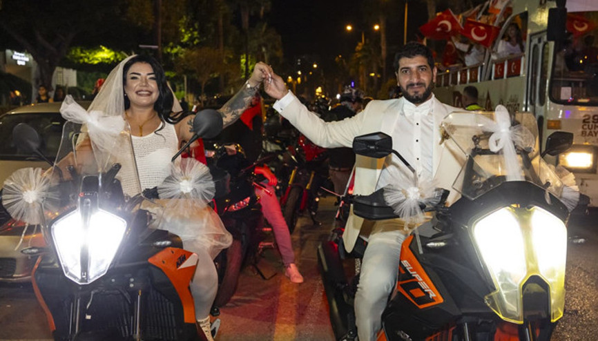 29 Ekimde nikah masasına oturan çift, gelinlik ve damatlıkla ‘Cumhuriyet Korteji’ne katıldı 29 Ekimde nikah masasına oturan çift, gelinlik ve damatlıkla ‘Cumhuriyet Korteji’ne katıldı