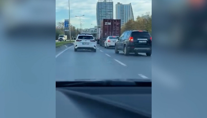 İstanbul trafiğinde gergin dakikalar... Tartıştığı kişinin aracını yumrukladı