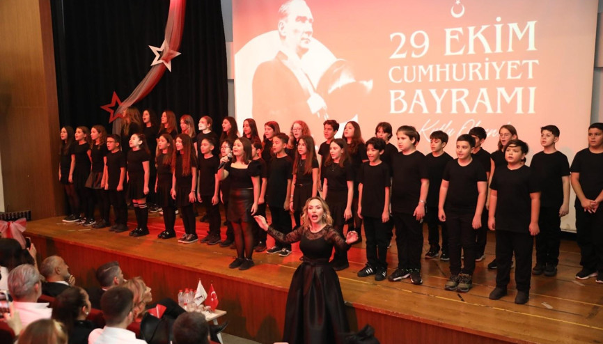 Öğrenciler milli mücadele ruhunu sahneye yansıttı