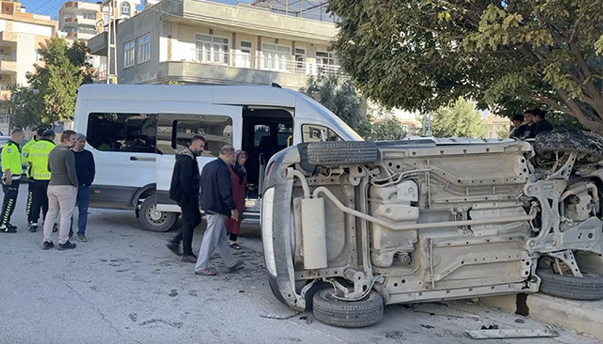 Okul servisiyle otomobil çarpıştı 12 kişi yaralandı