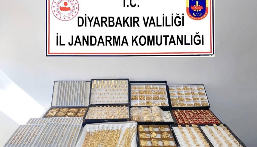 Diyarbakırda 40 milyon TL değerinde kaçak altın ele geçirildi; 2 gözaltı Diyarbakırda 40 milyon TL değerinde kaçak altın ele geçirildi; 2 gözaltı