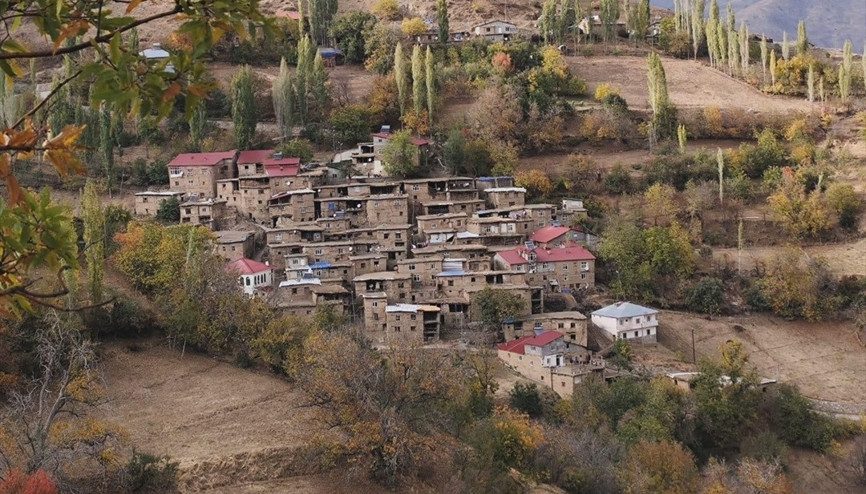Sonbahar renklerine bürünen Hizan, görenleri kendine hayran bırakıyor