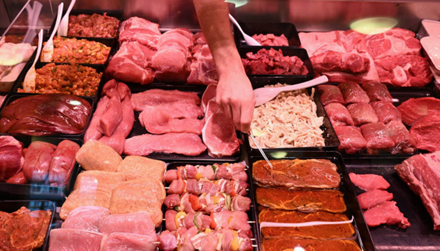 Alkollü genç, düştüğü kasapta sosisleri yedi