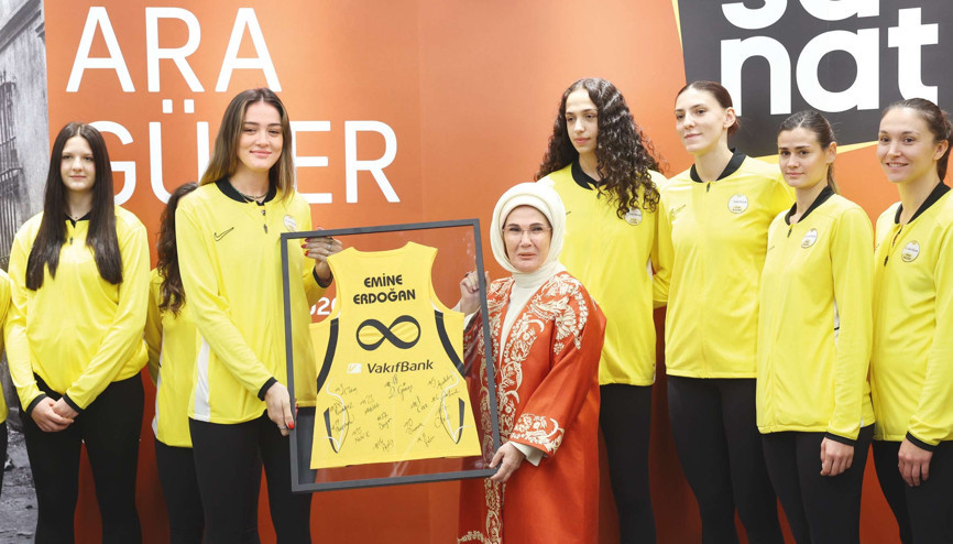 Ünlü voleybolcularla formalı hatıra