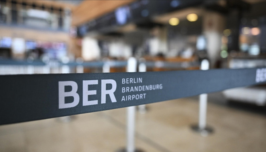 Şüpheli dronlar panik yarattı: Almanyada 2 saat uçuşlar askıya alındı