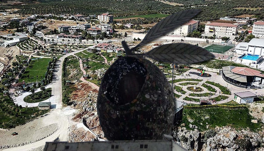 İlçenin girişine yerleştirildi 5 ton ağırlığında, 8 metre yüksekliğinde Dünyanın en büyüğü olma özelliğini taşıyor İlçenin girişine yerleştirildi 5 ton ağırlığında, 8 metre yüksekliğinde Dünyanın en büyüğü olma özelliğini taşıyor