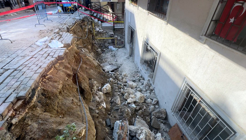 Avcılarda istinat duvarı 4 katlı binanın bahçe katına çöktü