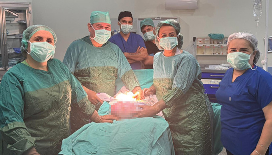 Şişkinlik ve halsizlik şikayetiyle hastaneye gitti Karnından 5 kiloluk kitle çıkarıldı