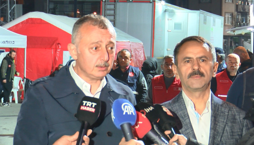 Kocaeli’de yıkılan binanın yakınındaki binalar tahliye edildi; ekipler inceleme başlattı