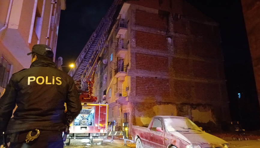 Elazığ’da apartmanın çatısında yangın