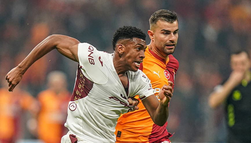 Abdülkerim Bardakcı, kelepçesi Onuachuyu maç boyunca kilitledi