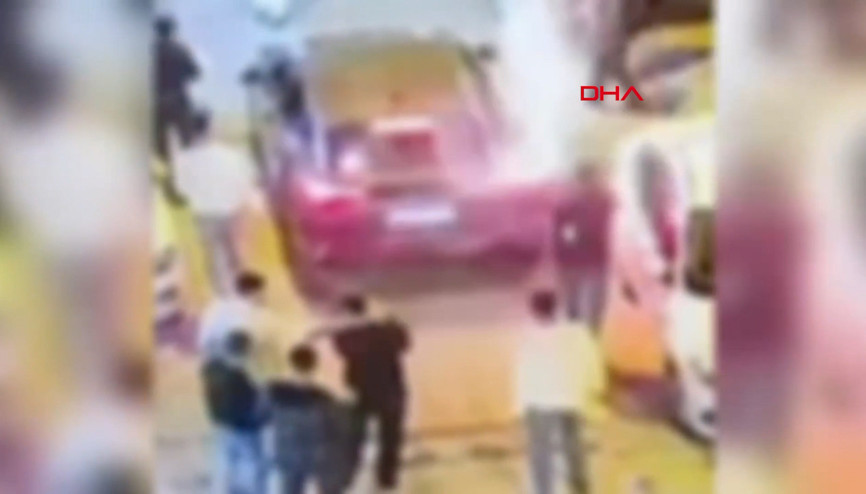 Beyoğlunda evin yandığı kız isteme töreninde havai fişek atılan anlar kamerada