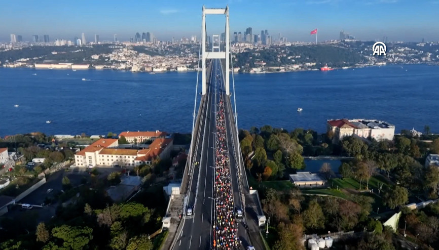 İstanbul Maratonunda vatandaşlar hem güzel havanın hem de 15 Temmuz Şehitler Köprüsü manzarasının tadını çıkardı