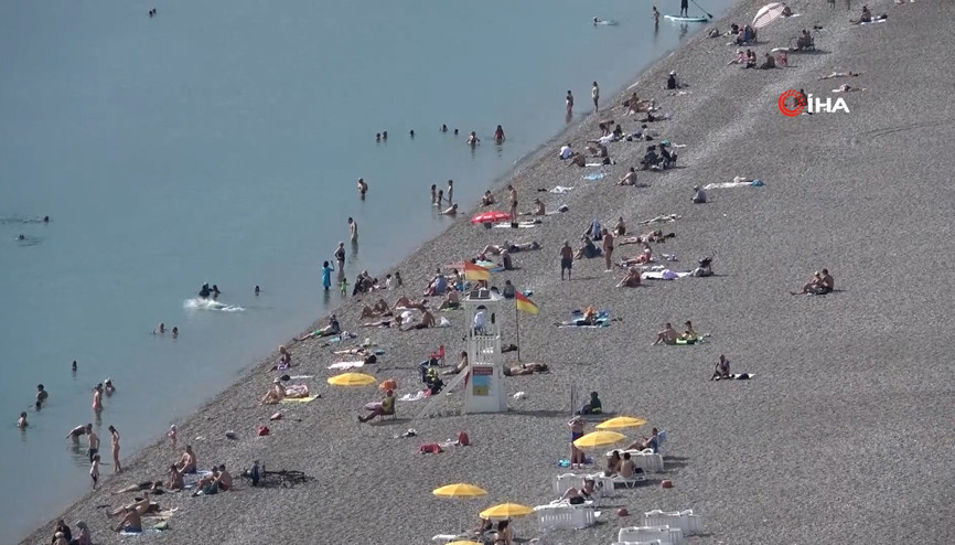 Antalyada kasım ayında denize girmenin keyfini çıkardılar