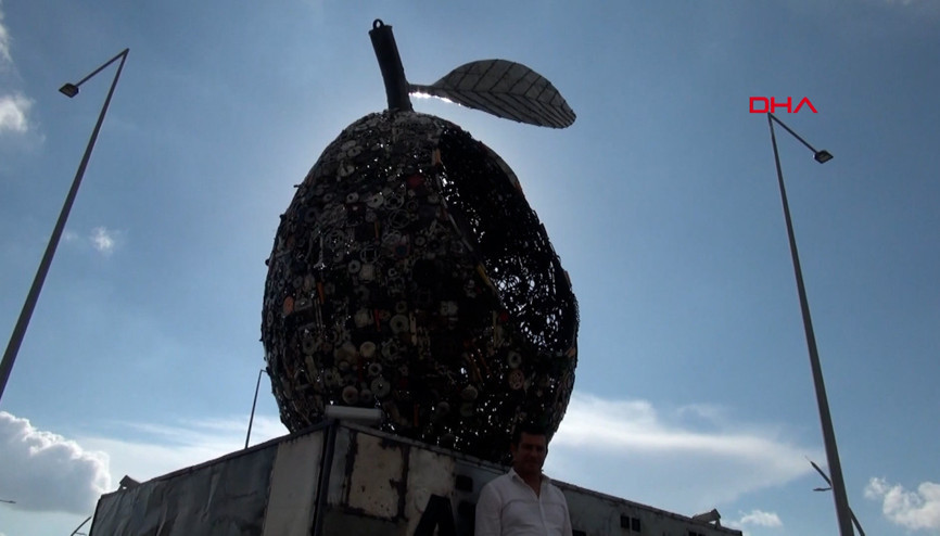 Altınözüne, atıklardan 8 metre yüksekliğinde, 5 ton ağırlığında zeytin tanesi heykeli yaptı Altınözüne, atıklardan 8 metre yüksekliğinde, 5 ton ağırlığında zeytin tanesi heykeli yaptı