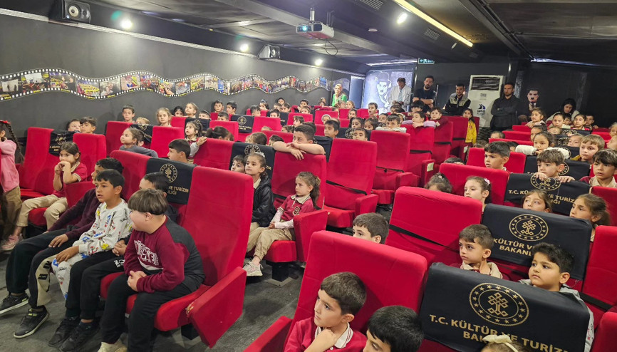 Gezici sinema TIRı Altınözü’nde çocukları ağırladı Gezici sinema TIRı Altınözü’nde çocukları ağırladı