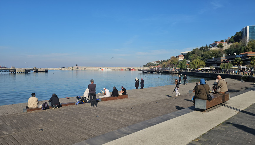 Güneşi havanın tadını denizi izleyerek çıkardılar