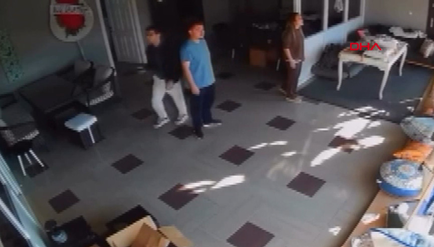 Balıkesirdeki 4.9luk deprem Bursada hissedildi Deprem anı kamerada